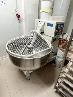 une machine qui se trouve dans une pièce où il y a beaucoup d'objets