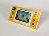 une console de jeux jaune avec l'image d'une fille à l'écran