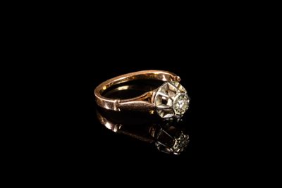 gros plan d'une bague en diamant sur une surface noire
