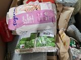 une boîte pleine de nourriture posée sur le sol