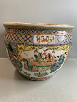 un grand saladier décoré d'une peinture, posé sur une table