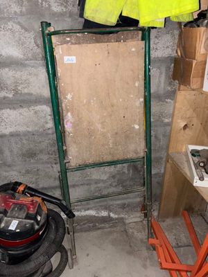 une photo d'une pièce avec une échelle et un espace de travail