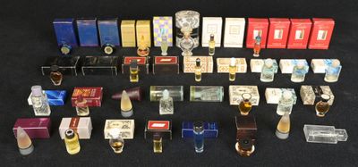 de nombreux parfums différents posés sur une surface noire