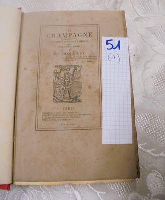 un vieux livre ouvert sur un lit