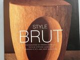 Le livre « Style Brut » de Flammarion est posé sur une table