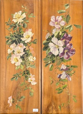 deux panneaux en bois sur lesquels sont peintes des fleurs
