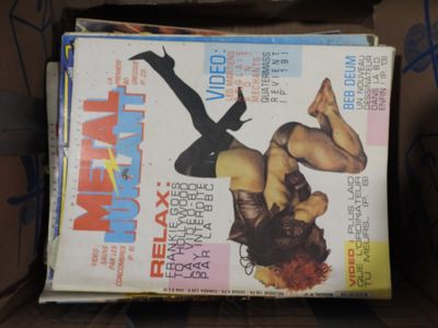 un magazine sur la couverture duquel figure la photo d'une femme