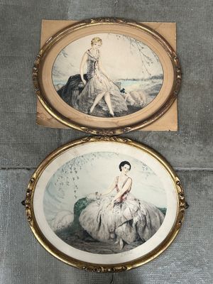 deux photos encadrées représentant une femme en robe blanche et une femme en robe blanche