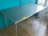 une photo d'une table dans une pièce aux murs bleus