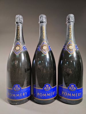 trois bouteilles de champagne posées côte à côte sur une table