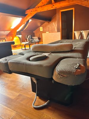 une photo d'un salon avec un canapé et un fauteuil