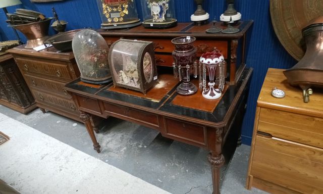 Bureau à gradins de style Napoléon III ouvrant à trois tiroirs en...