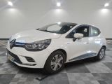 la voiture blanche est garée dans le garage sur un sol en damier