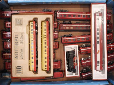 beaucoup de petits trains qui sont dans une boîte