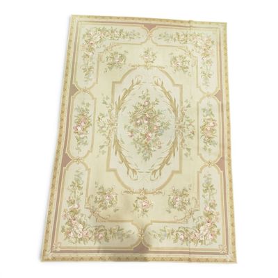 une image représentant un tapis posé sur une surface blanche, avec un fond blanc