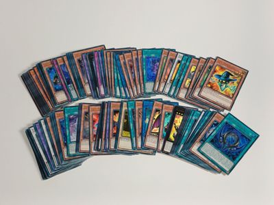une pile de cartes empilées les unes sur les autres sur une table