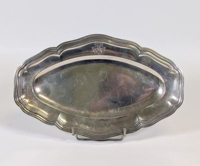 un plateau en argent muni d'une poignée en argent sur un fond blanc