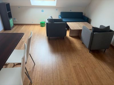 une photo d'un salon avec du parquet et une verrière