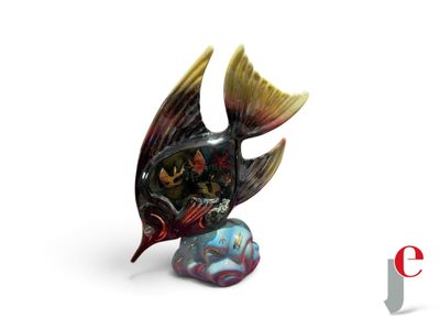 une statue de poisson posée sur un rocher, sur un fond blanc