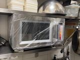 une cuisine avec beaucoup de vaisselle et un micro-ondes
