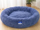 un panier pour chien bleu posé sur un parquet