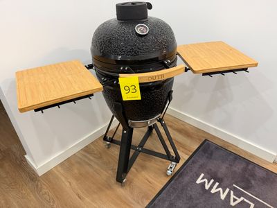 un gros œuf vert posé sur une table