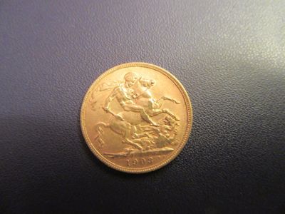 une pièce d'or sur laquelle est représenté un homme à cheval