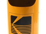 une poubelle jaune avec un couvercle noir et le logo Kodak dessus