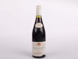 gros plan d'une bouteille de vin sur fond blanc