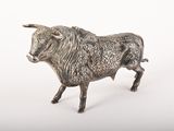 figurine en argent représentant un taureau sur fond blanc