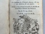 un livre ouvert sur lequel figure l'image d'un homme et d'une femme dans un jardin