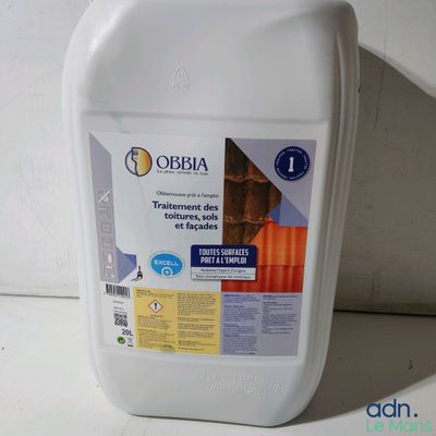 un gallon de nettoyant pour WC posé sur un plan de travail