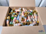 une boîte en carton remplie de toutes sortes de bonbons