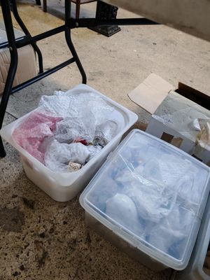 deux récipients contenant de la nourriture posés par terre à côté d'une chaise