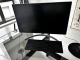 une image d'un bureau d'ordinateur avec un clavier et un écran