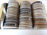 une boîte remplie de vieilles bobines de film posée sur une table