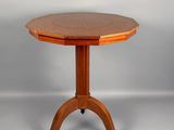 une petite table ronde avec un plateau en bois sur fond blanc