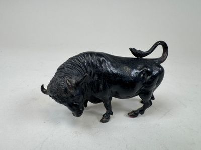figurine représentant un taureau noir sur fond blanc