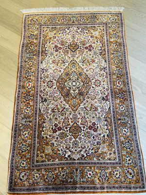 Tapis Iran Goum soie , fond blanc et marron 160 x 105