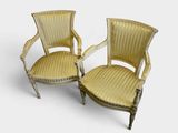 une paire de chaises avec un revêtement doré, revêtement doré, revêtement doré