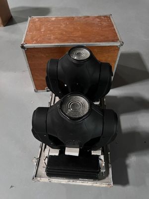 une lampe à lumière noire posée sur une caisse en bois