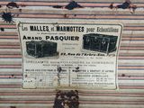 une pancarte sur le côté d'un immeuble indiquant les anciennes mesures en miles et en minutes
