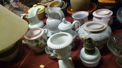 de nombreux vases et bols de toutes sortes sur la table