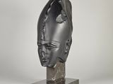 une image représentant une sculpture représentant la tête d'une femme posée sur un socle en marbre