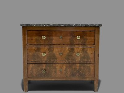 une commode en bois avec dessus en marbre