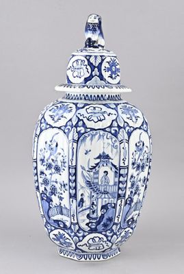 vase bleu et blanc muni d'un couvercle orné d'une pagode