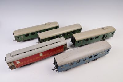 plusieurs petits trains sont alignés sur une surface blanche