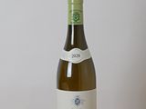 une bouteille de vin posée sur une table à côté d'une bouteille de vin
