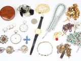 plusieurs types de bijoux différents sur une surface blanche
