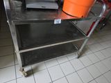 un seau orange posé sur une table en métal
